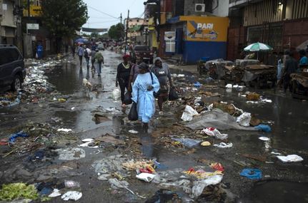 وذكرت السلطات المحلية، في بيان، أن الأمطار الغزيرة تسببت بحدوث فيضانات وانهيارات أرضية في سبع من مقاطعات البلاد العشر، مشيرة إلى أن مدينة "ليوغان" الواقعة على بعد 40 كلم جنوب غرب العاصمة "بورت أو برنس" تعتبر من أكثر المناطق تضررا من هذه التقلبات المناخية، حيث قضى فيها ما لا يقل عن 20 شخصا.