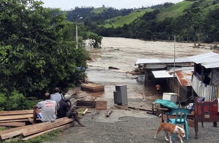 لقي 42 شخصا على الأقل مصرعهم في هايتي، واعتبر 11 آخرون في عداد المفقودين جراء فيضانات عارمة ضربت أنحاء واسعة من البلاد، وتسببت بتشريد آلاف السكان. الصور عن وكالات