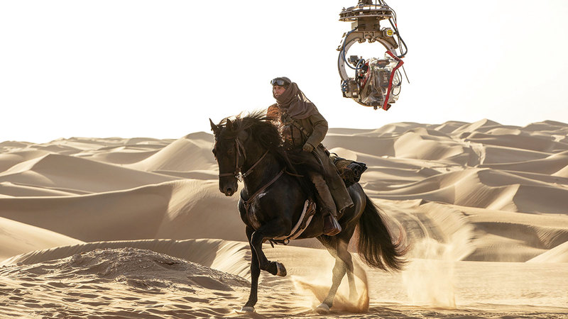 توم كروز خلال تصوير مشاهد من الفيلم في صحراء ليوا بأجوائها الخلابة.   من المصدر