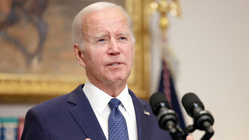 بايدن يبدو متردداً في تزويد أوكرانيا بما يلزمها من طائرات.   أ.ب