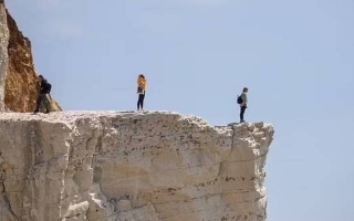 الصورة: سياح يخاطرون بحياتهم لالتقاط «سيلفي»
