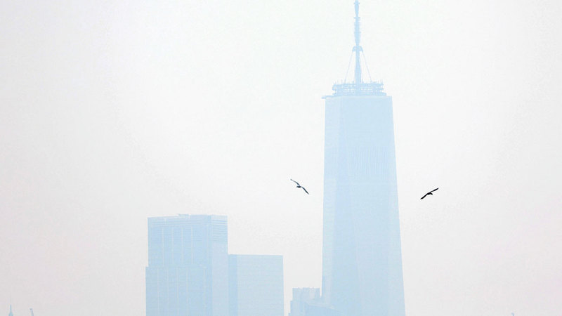 الدخان يغطي مركز التجارة العالمي في مانهاتن جراء حرائق كندا.   رويترز