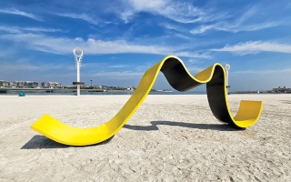 الصورة: «موجة من الخيال».. صحراء وأمواج دبي بمواد مستدامة