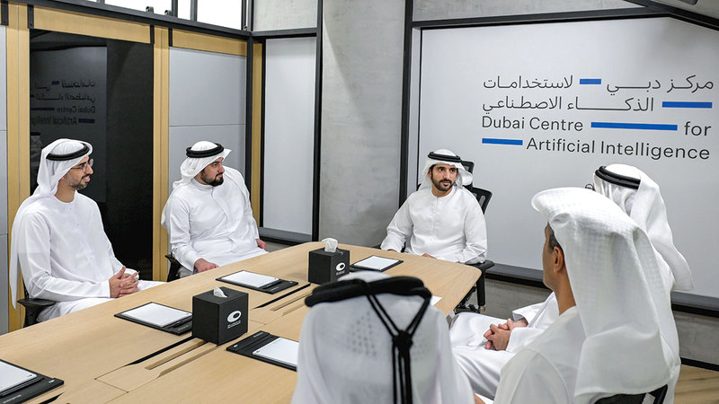 حمدان بن محمد خلال إطلاقه «مركز دبي لاستخدامات الذكاء الاصطناعي» في «منطقة 2071» بأبراج الإمارات. من المصدر