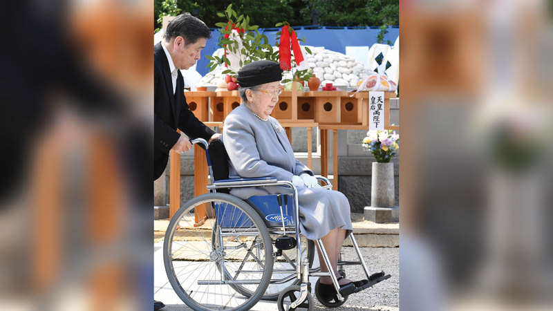 الأميرة تتجول على كرسي
متحرك.  أرشيفية