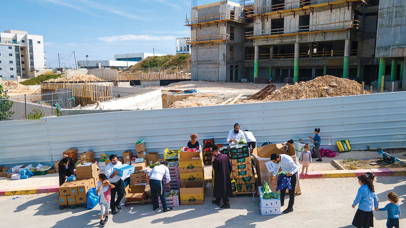 يهود متشددون يتسوقون في أحد الأسواق الخارجية في حريش حيث لم يعد للتعايش بينهم وبين العلمانيين وجود. أ.ب
