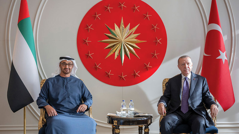 محمد بن زايد خلال مباحثاته مع رجب طيب أردوغان في إسطنبول. وام