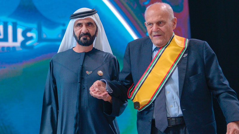 محمد بن راشد يقلد البروفيسور مجدي يعقوب وشاح محمد بن راشد للعمل الإنساني.   أرشيفية