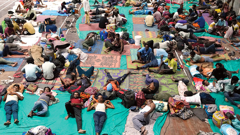 إجلاء المئات من الميناء في ولاية غوجارات.   أ.ب