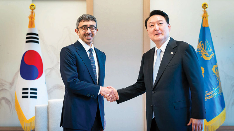 رئيس كوريا الجنوبية خلال استقباله عبدالله بن زايد. وام