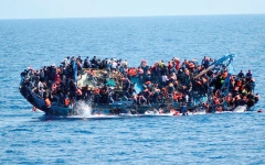 الصورة: اليونان: إنقاذ ما يزيد على 80 مهاجراً من زورق صيد غارق