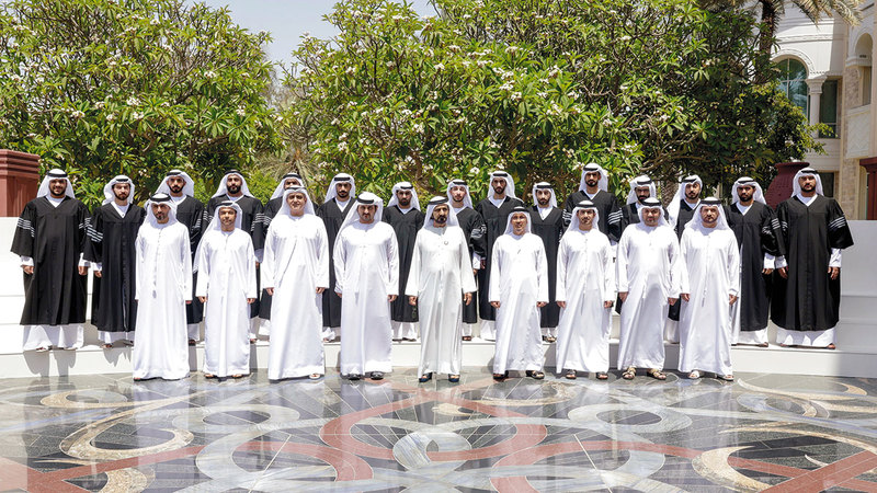 محمد بن راشد يتوسط 16 من أعضاء النيابة العامة الجُدد في «قصر زعبيل» بدبي.  وام