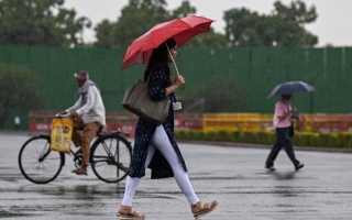 الصورة: أمطار رعدية في الهند.. صور