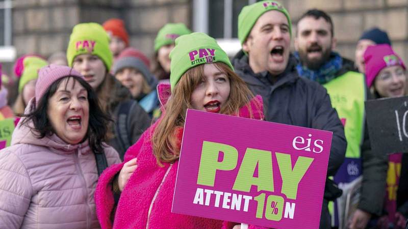 معلمون يطالبون بزيادة الرواتب.  أرشيفية