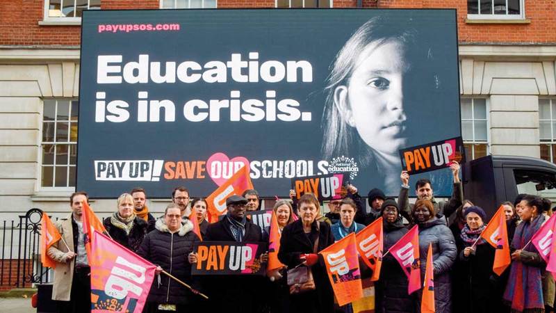 احتجاج لعدد من المعلمين في بريطانيا.  أرشيفية