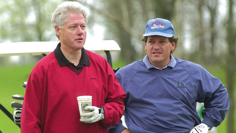 بيل كلينتون مع شقيقه روجر الذي اتهم بترويج الكوكايين. أرشيفية