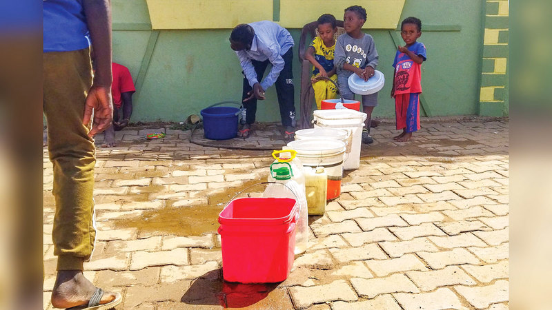 نقص المياه من المشكلات التي يواجهها النازحون. أ.ف.ب