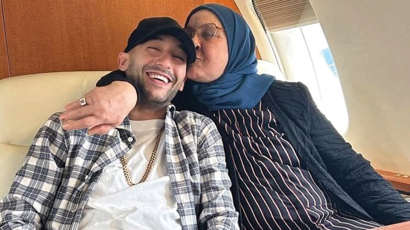 والدة النجم المغربي حكيم زياش لعبت دوراً في انتقاله إلى النصر.  من المصدر