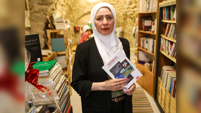 مكتبة (عبير) تحمي تاريخ مدينة الخليل أمام مخططات الاستيطان.   الإمارات اليوم