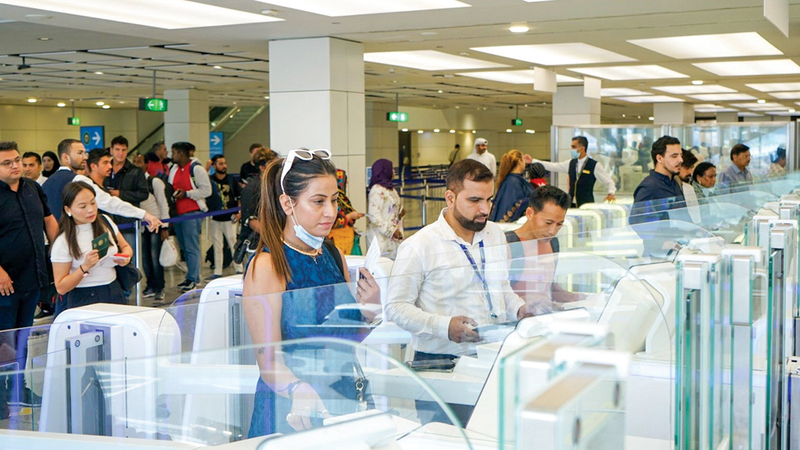 مسافرون استخدموا البوابات الذكية لإنهاء إجراءات الدخول والخروج خلال ثوانٍ.  من المصدر