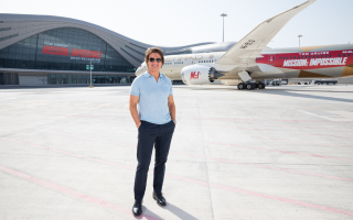 الصورة: توم كروز يصل على متن أول رحلة يستقبلها مبنى مطار أبوظبي الدولي الجديد
