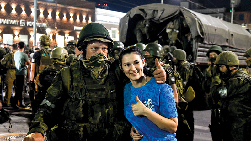 مواطنة روسية تلتقط صورة مع جندي تابع لفاغنر في مدينة روستوف.   إي.بي.أيه