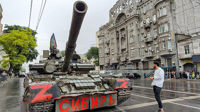 دبابة تابعة لفاغنر أثناء وجودها في روستوف.   أ.ب