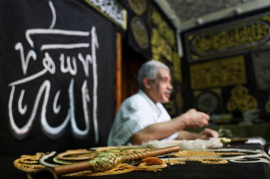 وقال القصبجي لتلفزيون رويترز: جدي كان مسؤولاً عن المحمل القديم من سنة 23-24-25-26، وكان تحت يده عشرة أفراد يشتغلون في الكسوة الشريفة. والدي تعلم المهنة من جدي، وأنا أخذتها من والدي، وأحاول أن أنقلها لأولادي.