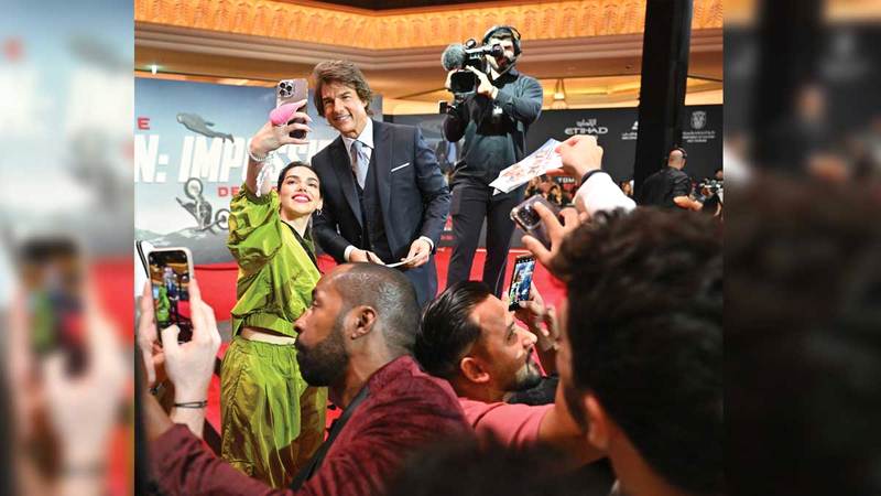 كروز أصرّ على مصافحة الحضور وتلبية طلباتهم وتبادل التعليقات المرحة معهم. تصوير: إريك أرازاس