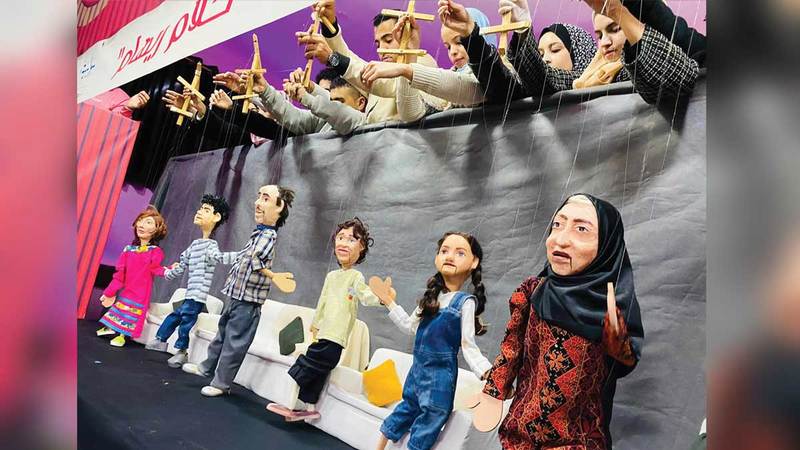 ست دمى أسرت قلوب الأطفال من أعلى خشبة المسرح الجائل.  الإمارات اليوم