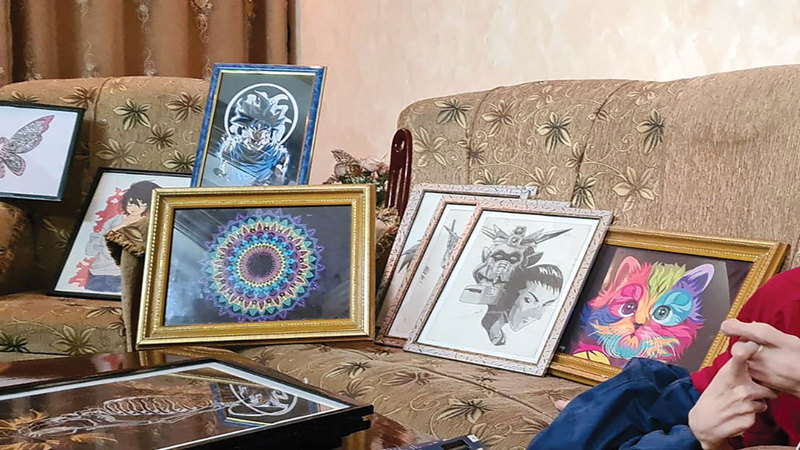 لوحات للفنان محمد الدلو في منزله بقطاع غزة.&nbsp;  الإمارات اليوم