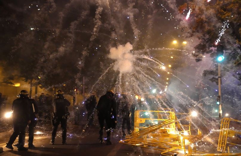 ونشرت الشرطة نحو 45 ألف من رجالها عبر فرنسا بعد منتصف الليل، بما في ذلك الوحدات الخاصة.