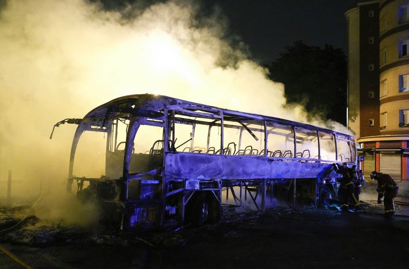 وقال وزير الداخلية جيرالد دارمانان للصحافيين صباح اليوم السبت، إنه رغم حوادث النهب والتخريب والاشتباكات مع الشرطة، فأن العنف كان "أقل شدة " من الليلة السابقة.