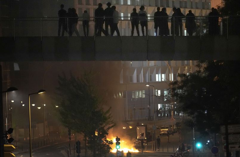 وأُلقي القبض على قرابة الألف شخص رغم تواجد أمني هائل وغلق خطوط النقل.