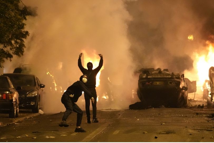 شهدت مدن فرنسية مجددا أعمال شغب بشأن وحشية الشرطة أمس الجمعة لليلة الرابعة على التوالي. الصور عن AP
