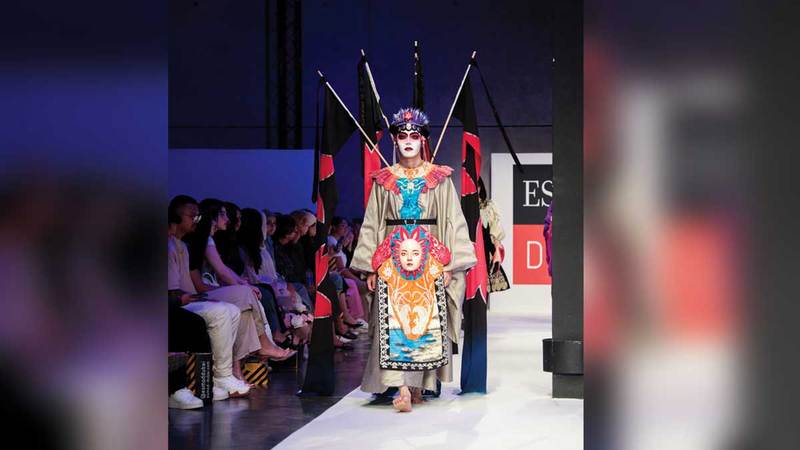 الخريجون استخدموا مواد محضرة حسب الطلب مع استعمال طرق فريدة من ضمنها الطباعة الرقمية. من المصدر