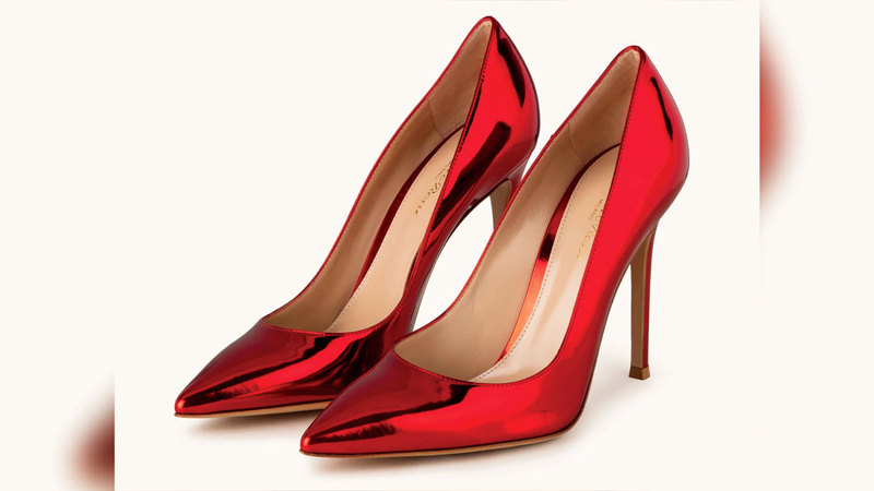 الأحذية النسائية تتألق هذا الموسم بلون الكراميل ودرجات الأحمر.   د.ب.أ