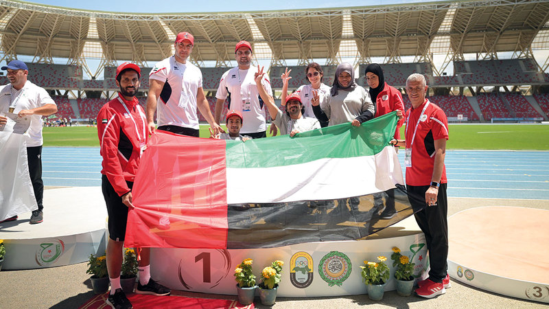 بعثة المنتخب تحتفل على منصة التتويج.  من المصدر