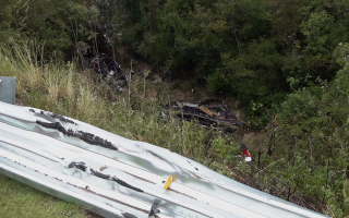 الصورة: سقوط حافلة في وادي بجنوب المكسيك وتحطمها ... صور