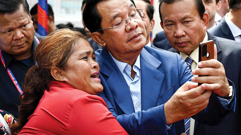 رئيس وزراء كمبوديا تخلى عن «فيس بوك».  من المصدر