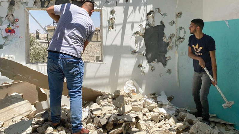 عبدالكريم أبوطير هدم غرفة أطفاله وصالة منزله ذاتياً.   الإمارات اليوم