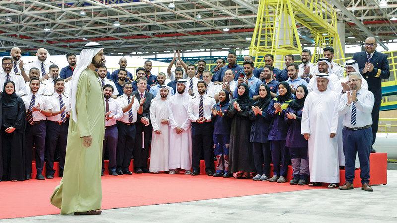 محمد بن راشد التقى عدداً من أعضاء فريق المهندسين والفنيين العاملين في برنامج تحديث المقصورات الداخلية للطائرات.   من المصدر