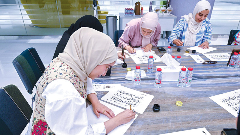 ورشة الخط تضمنت تعريفاً بالأدوات الرئيسة للكتابة وأشهر الخطاطين والأدوات القديمة التي لاتزال تستخدم حتى اليوم.  تصوير: أشوك فيرما