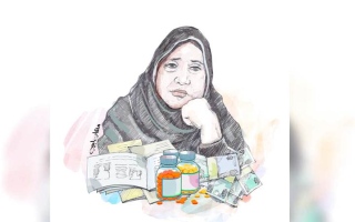 الصورة: «أم علاء» تحتاج إلى أدوية خاصة لعلاج الكلى