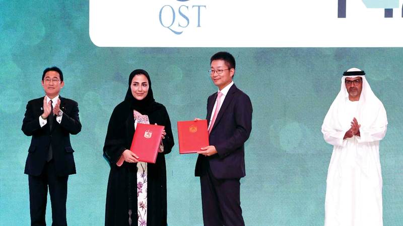 حامد بن زايد وفوميو كيشيدا خلال فعاليات منتدى الأعمال الإماراتي الياباني.   وام