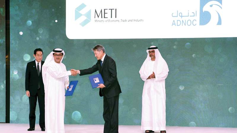 حامد بن زايد وفوميو كيشيدا يشهدان التوقيع على عدد من مذكرات التفاهم والاتفاقيات بين البلدين.  وام