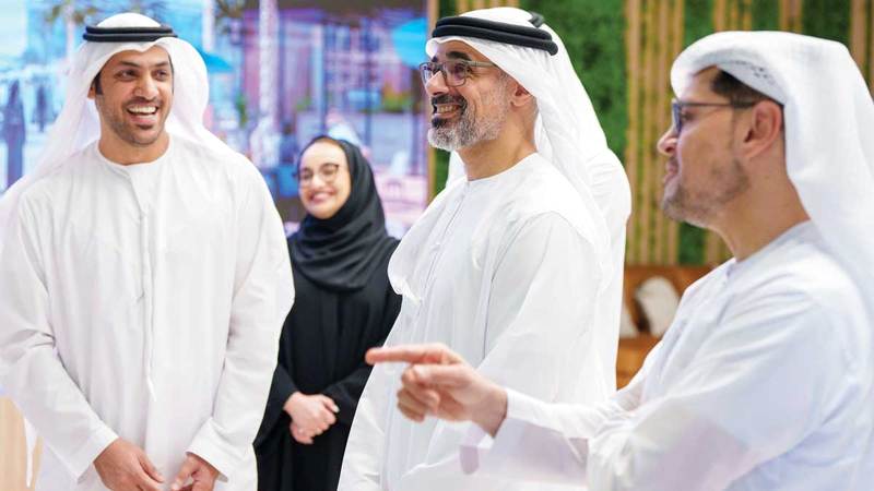 خالد بن محمد بن زايد خلال اطلاعه على أبرز التصاميم والمخططات التي يتضمنها المشروع.   وام
