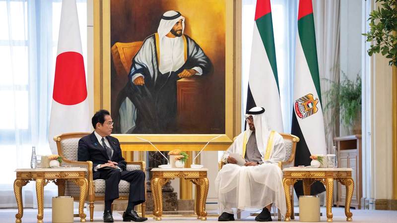 محمد بن زايد ورئيس الوزراء الياباني خلال لقائهما.  وام