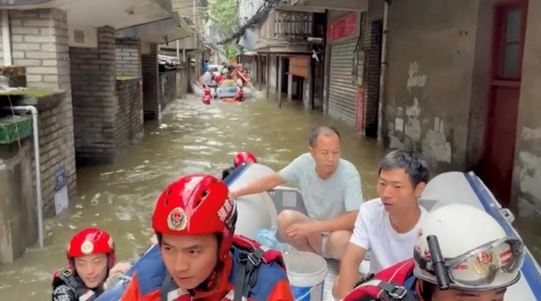 وأفادت وسائل إعلام رسمية أن مطار &laquo;جوهاي جينوان&raquo; في قوانغدونغ ألغى 43 رحلة طيران داخلية و36 رحلة خارجية، أمس، وأن مطار "ميلان" الدولي الواقع في مدينة "هايكو" عاصمة إقليم هاينان ومطار "قيونجهاي بواو" الواقع أيضاً على الجزيرة السياحية، ألغيا جميع الرحلات.