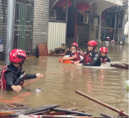 وقال مكتب الطقس في إقليم قوانغدونغ، إن إعصار "تاليم"، وهو الرابع هذا العام، وصل إلى اليابسة في مدينة تشانجيانغ بإقليم قوانغدونغ تصاحبه رياح في مركزه بسرعة قصوى بلغت 136.8 كيلومتر في الساعة.